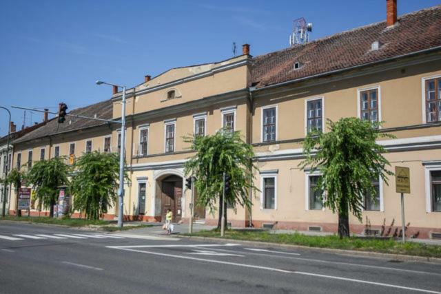 Koermend Lakas Apartment Exterior photo